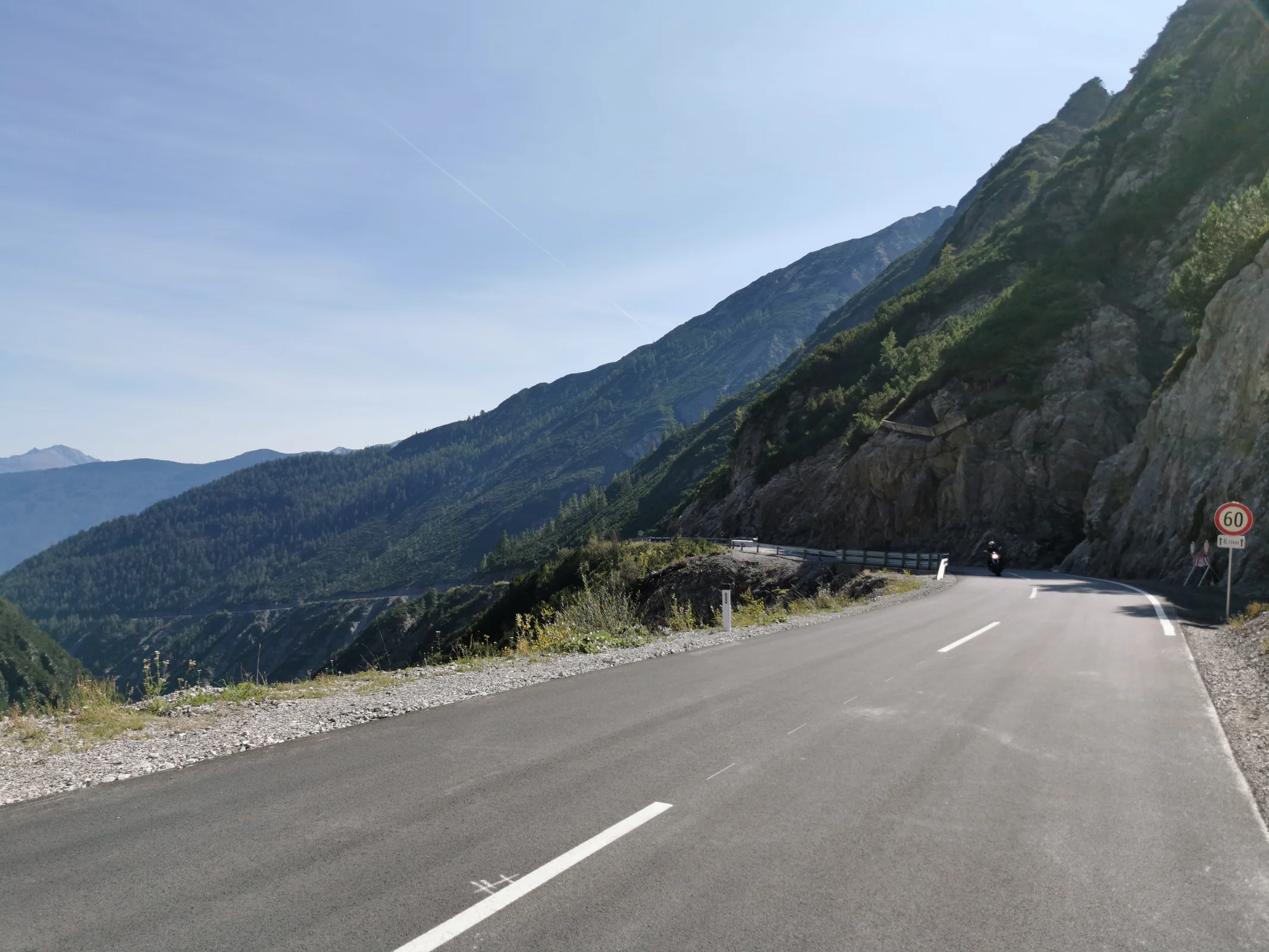Die Hahntennjochstraße führt entlang einer steilen Felsflanke in die Tiroler Bergwelt
