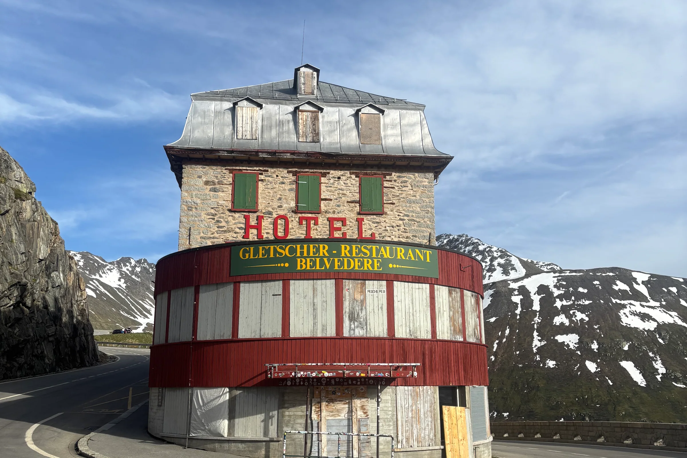 Das historische Hotel Belvédère direkt an der Furkapassstraße