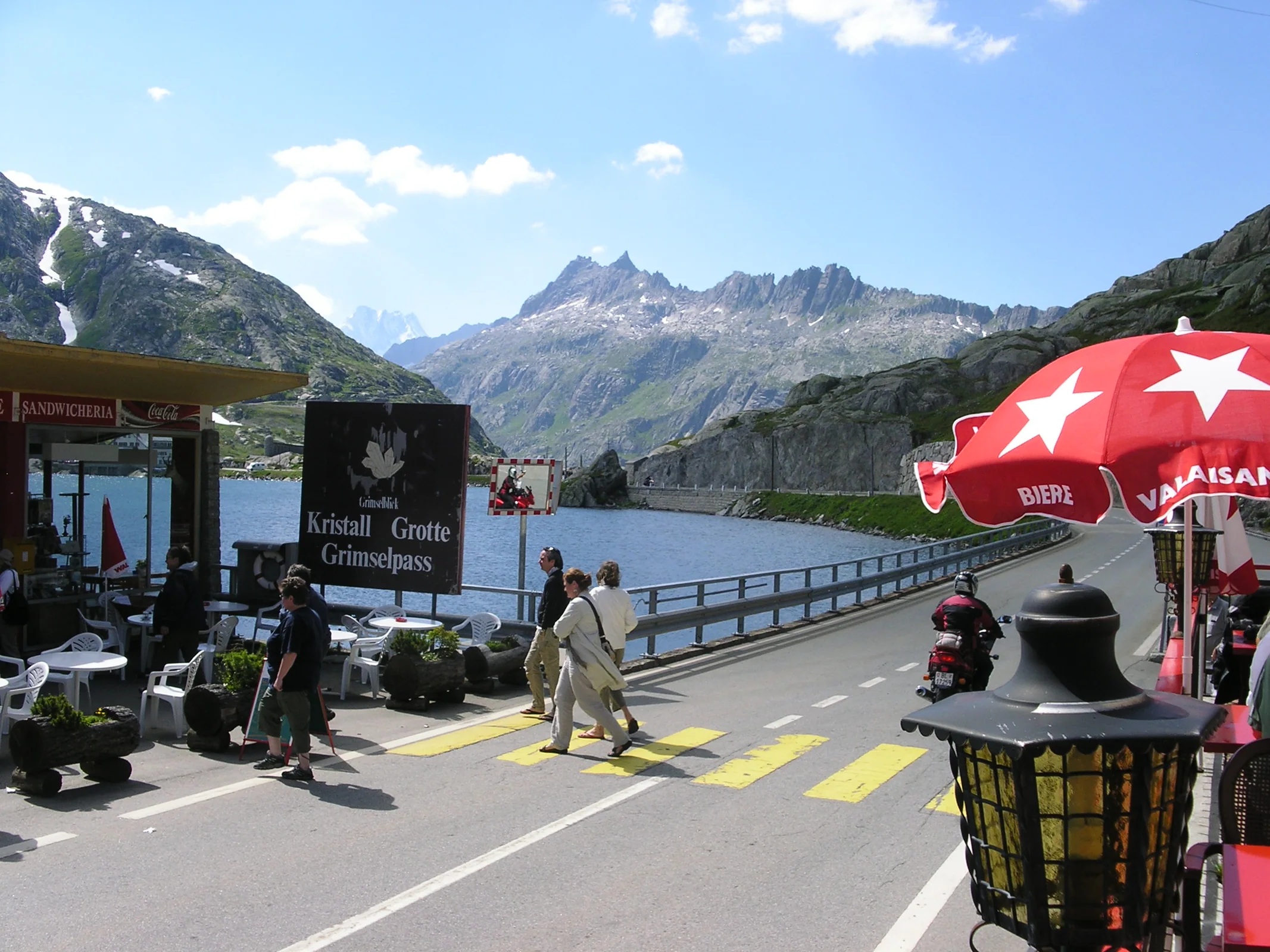 Die Grimselpasshöhe mit Bergsee und hochalpiner Felskulisse
