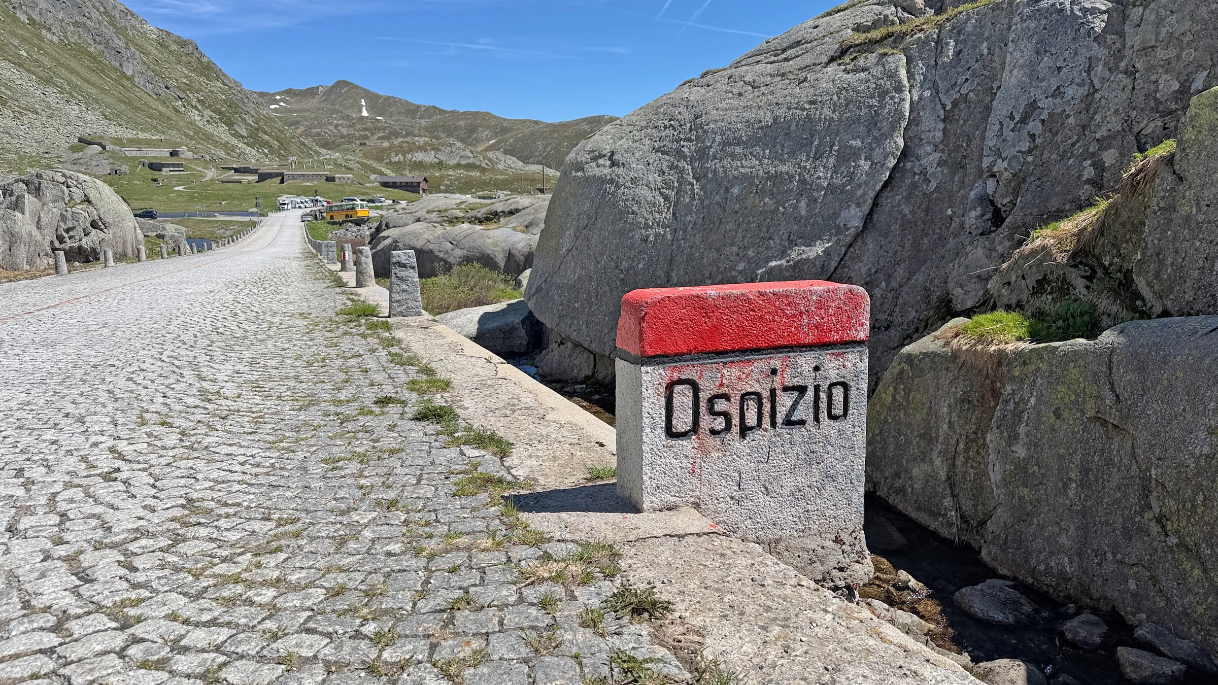 Die historische gepflasterte Tremola-Straße am Gotthardpass zwischen Granitfelsen