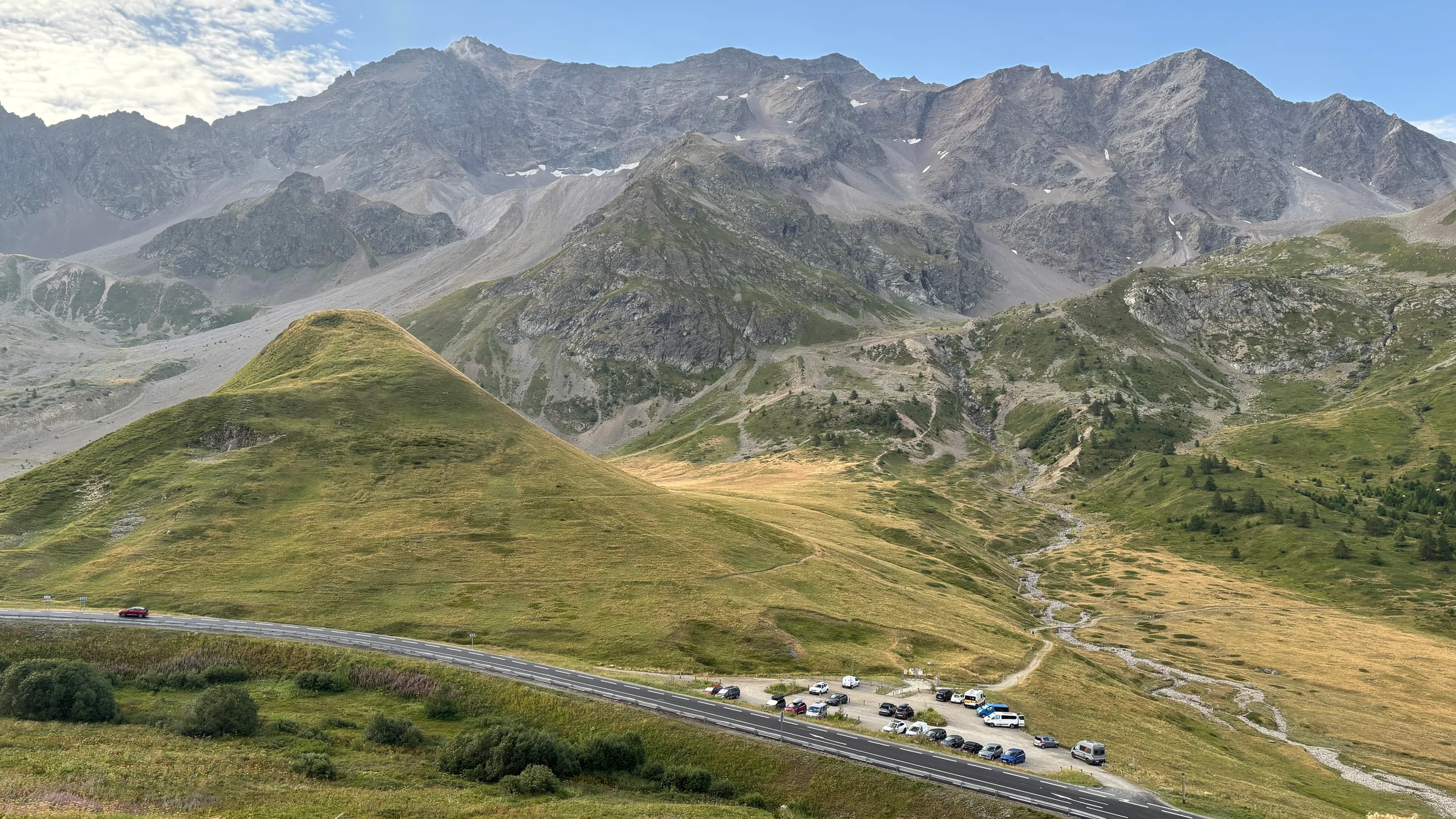 Die Lautaret-Straße unter den Gletschergipfeln der Dauphiné-Alpen