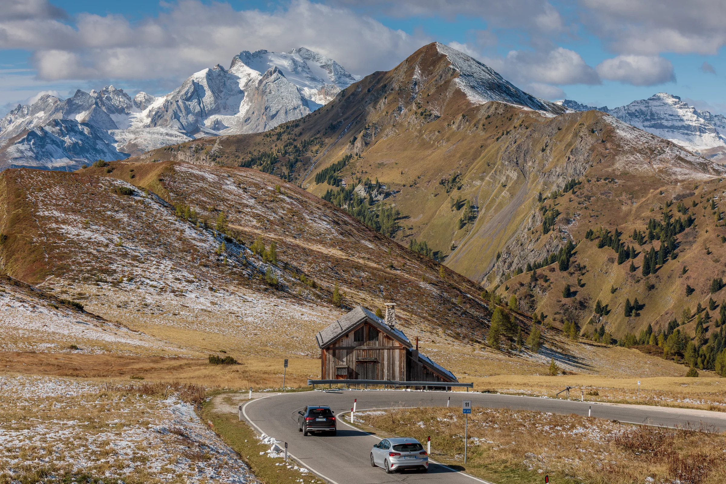 Die SP638 am Passo Giau vor Marmolada und Monte Pore