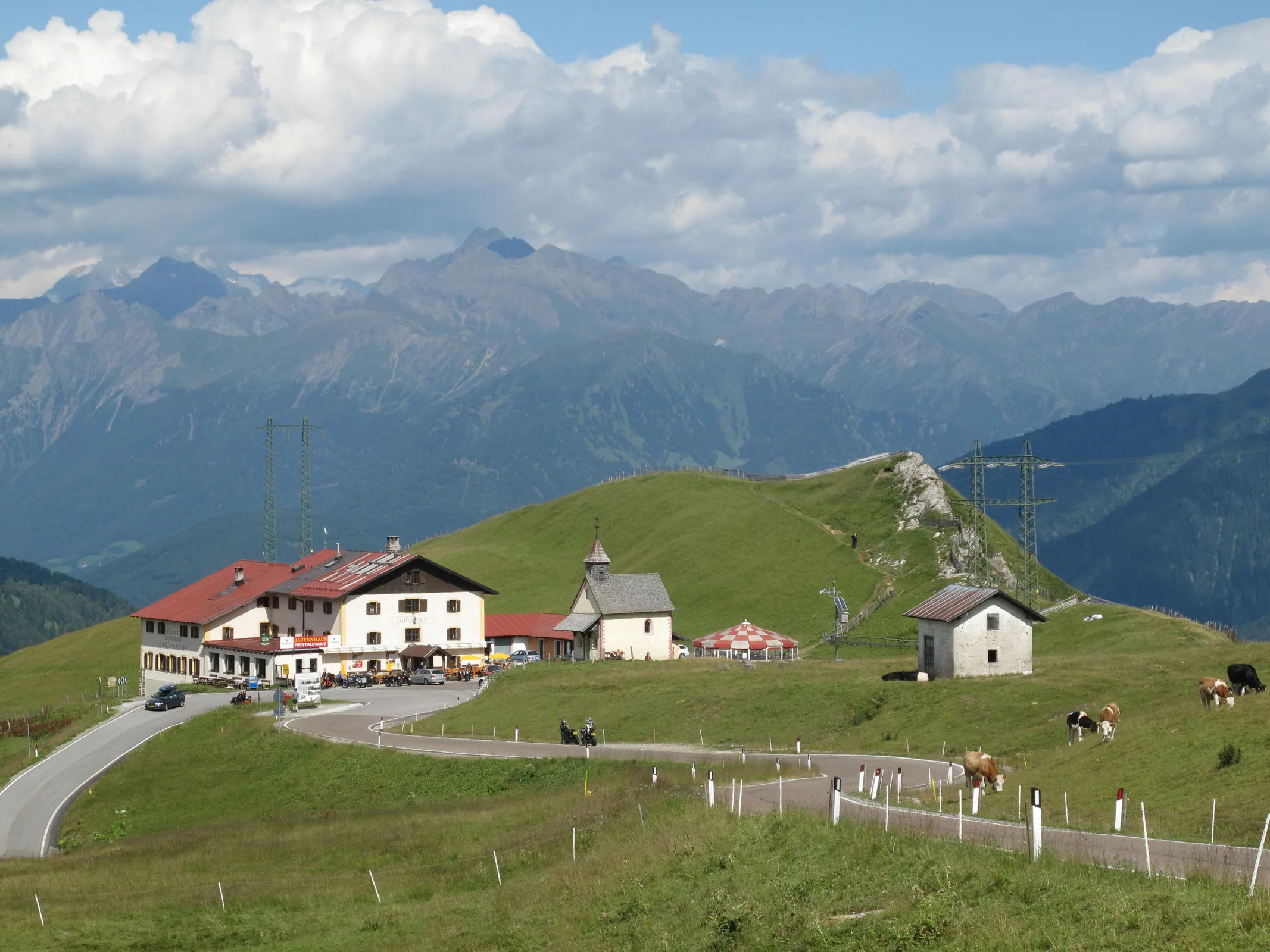 Straßenpanorama mit weiten Kurven am Jaufenpass in Südtirol