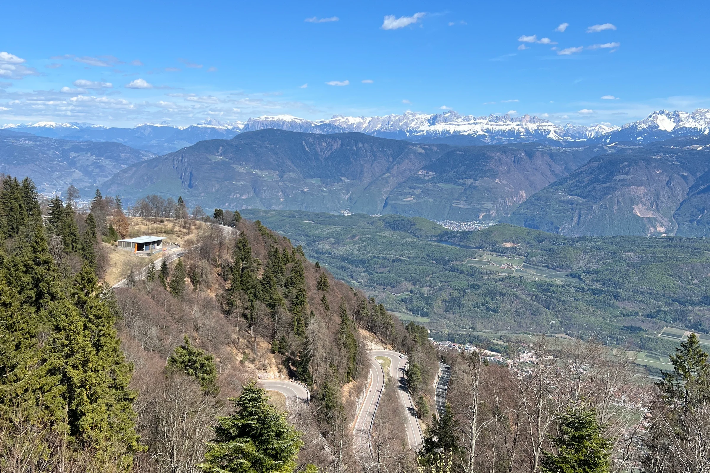 Die Mendelpassstraße windet sich oberhalb des Etschtals vor den Dolomiten