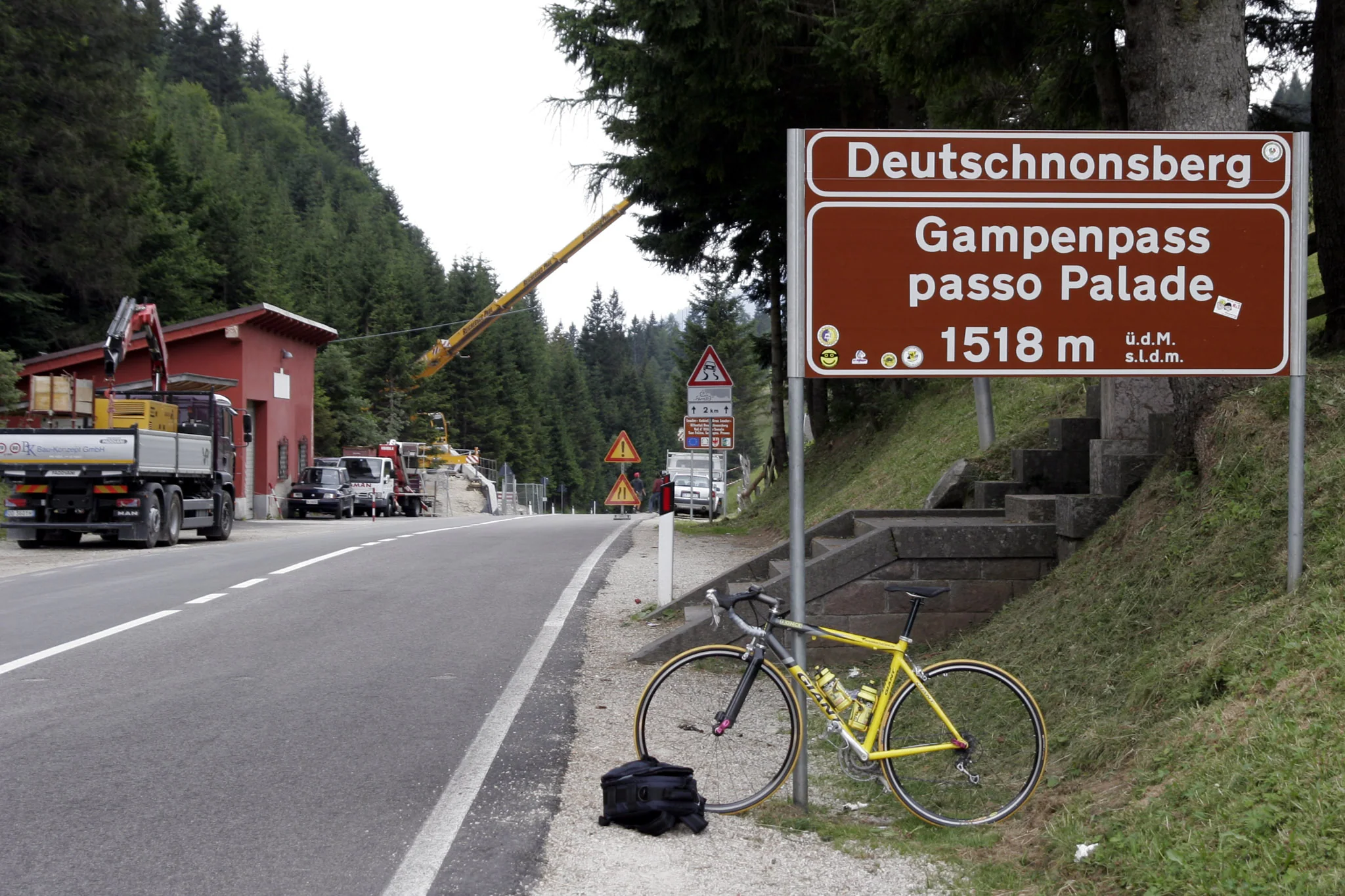 Straße auf der Höhe des Gampenpasses
