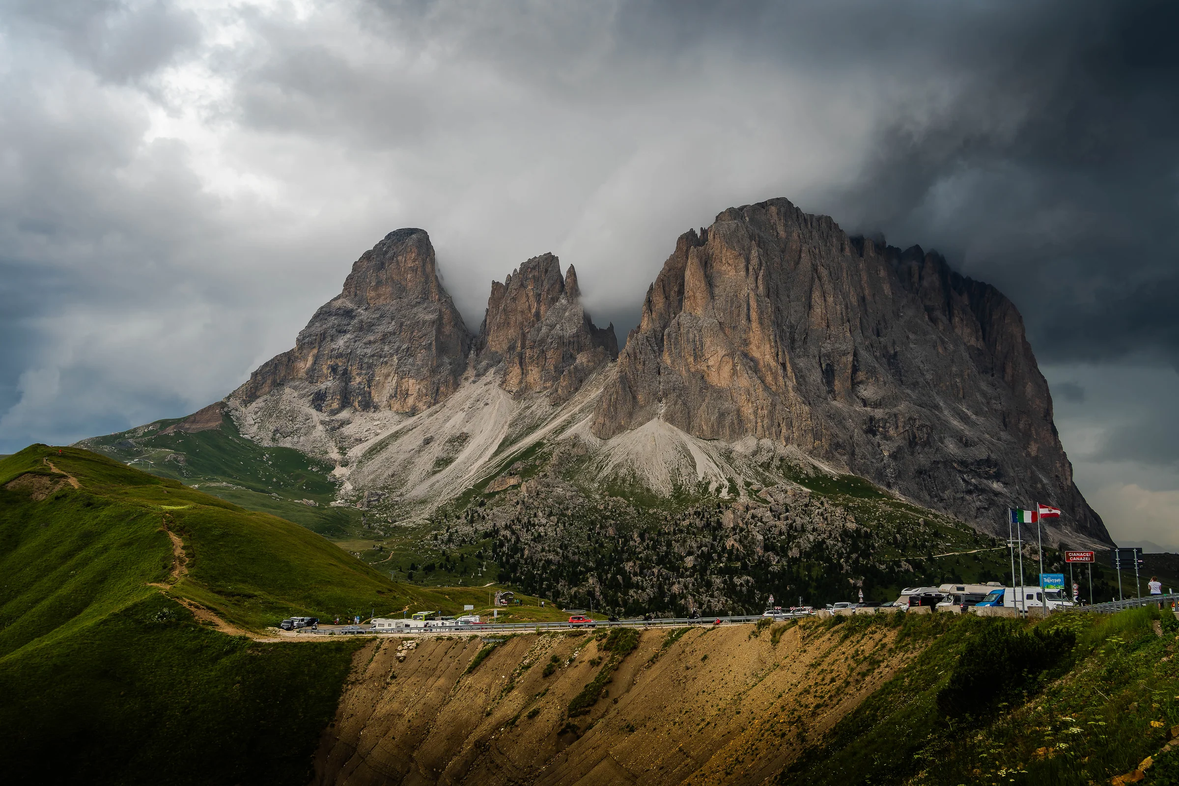 Langkofelgruppe und Sellamassiv erheben sich über dem Passo Sella