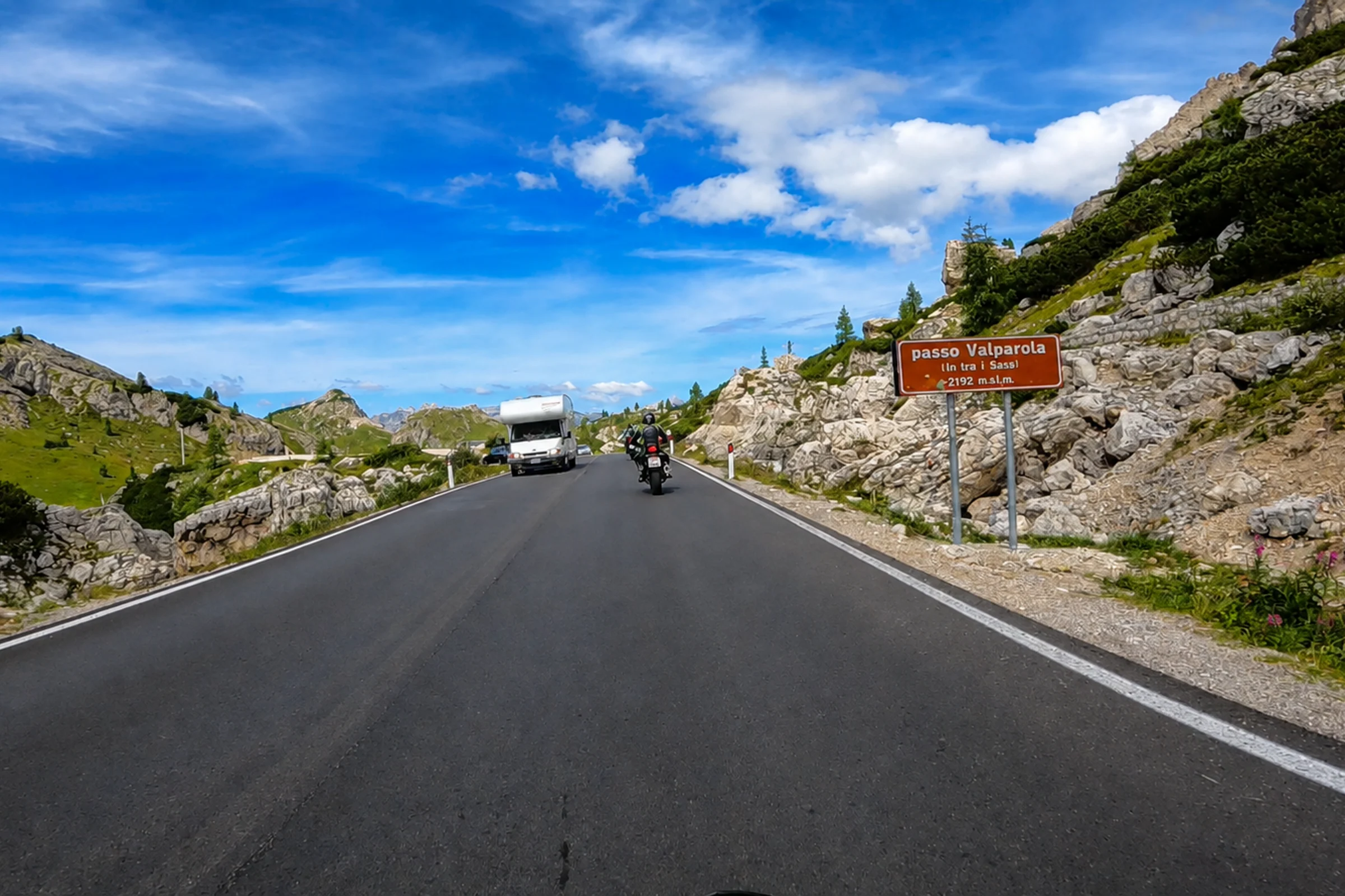 Passstraße und Berglandschaft am Passo Valparola