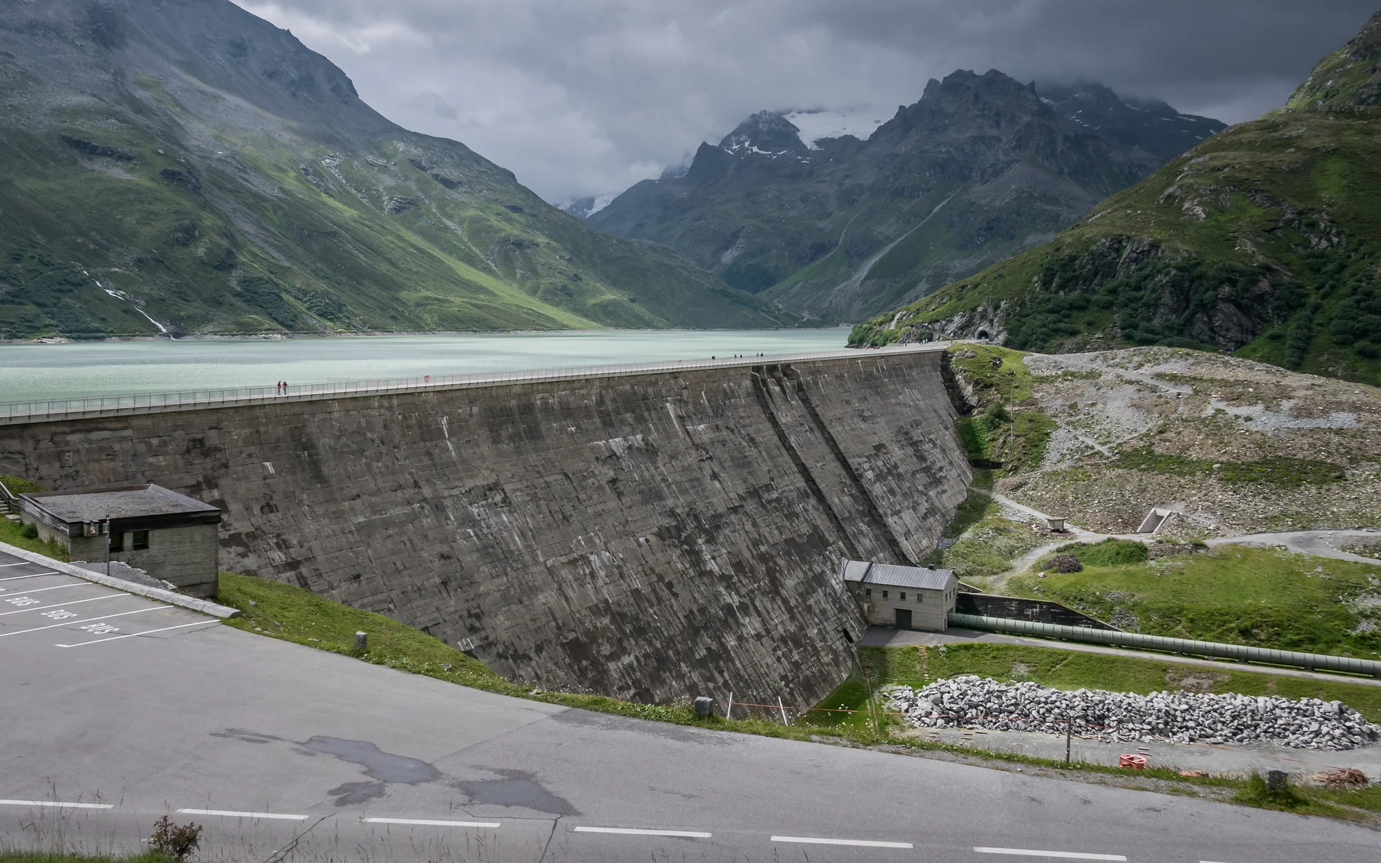Die Staumauer des Silvretta-Stausees vor den hochalpinen Gipfeln der Bielerhöhe