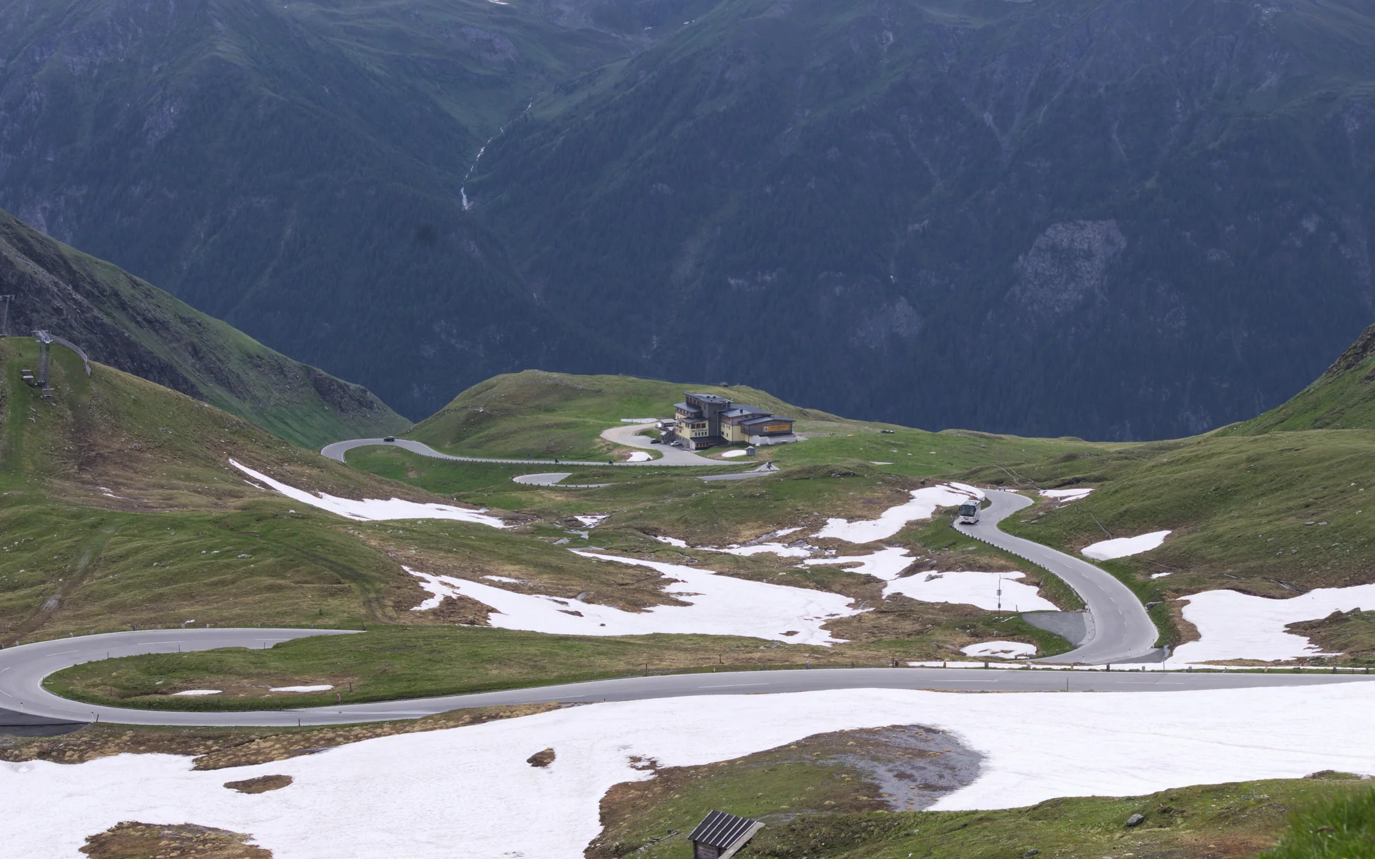 Kehren der Großglockner Hochalpenstraße zwischen sommerlichen Schneefeldern