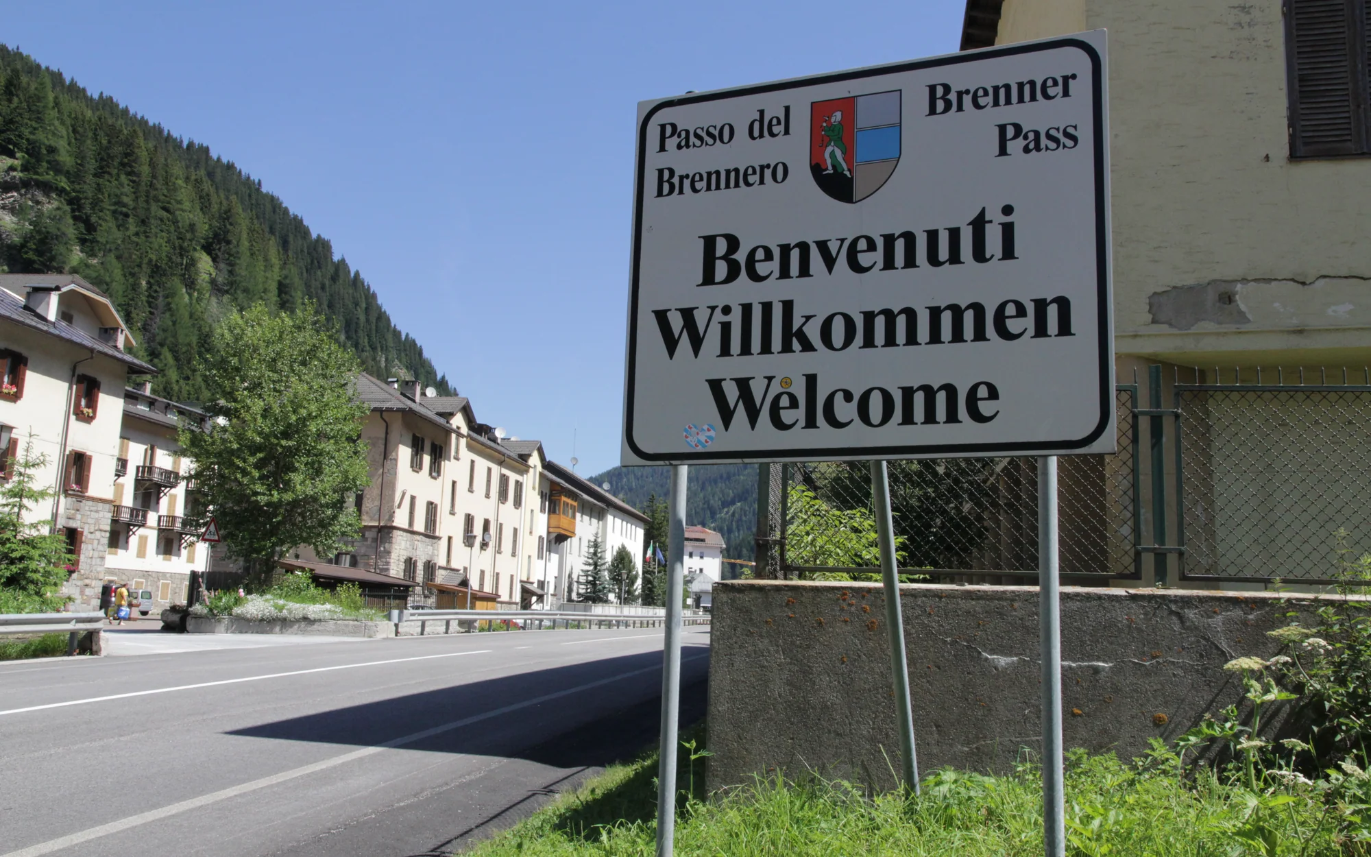 Straße und Siedlung auf der Höhe des Brennerpasses