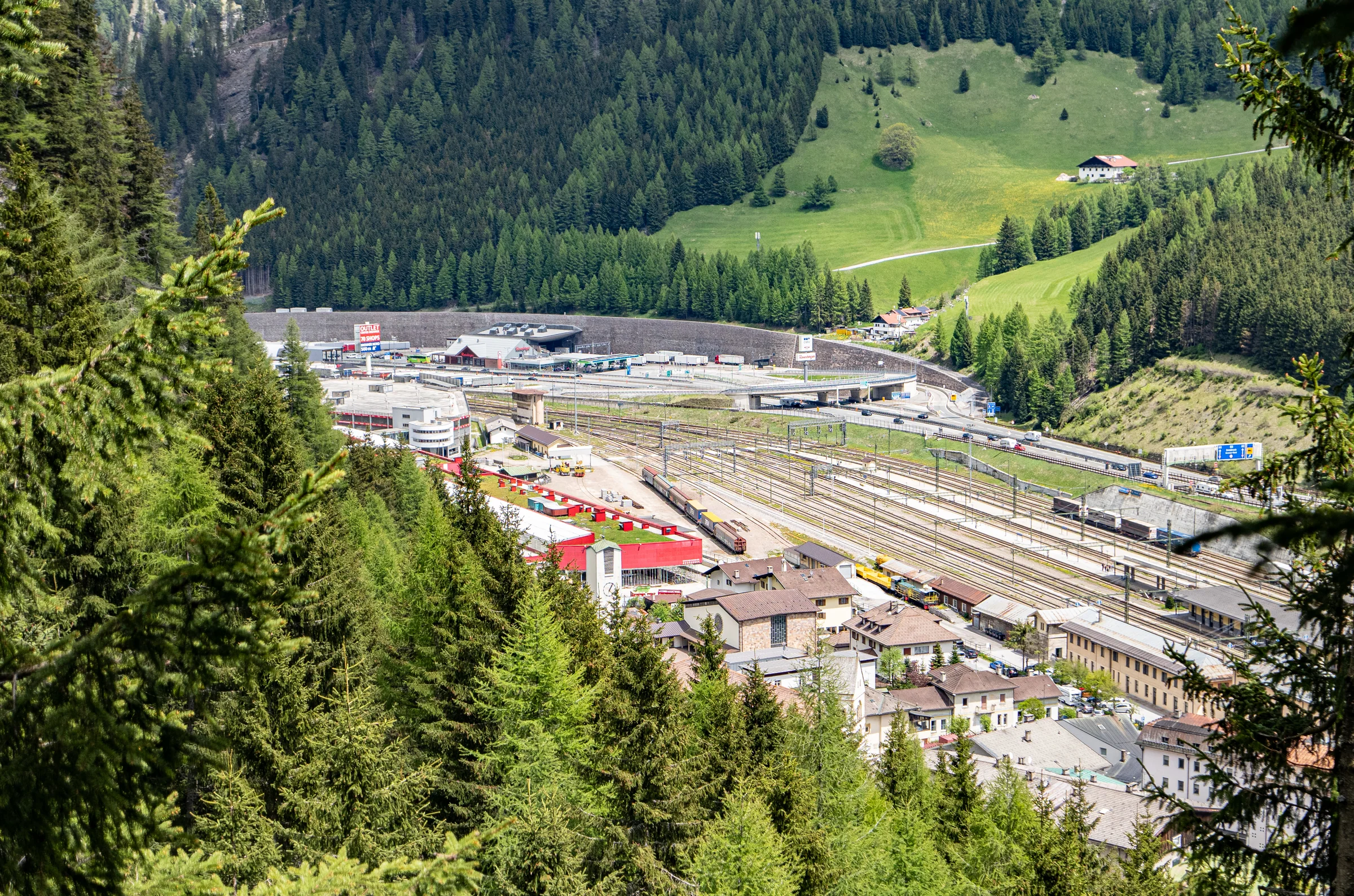 Brennerpass mit Bahnhof und Alpenkulisse