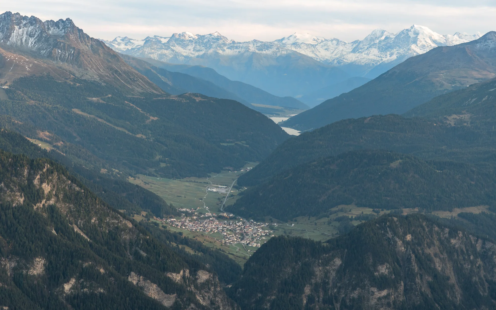 Weites Bergpanorama über das Tal am Reschenpass