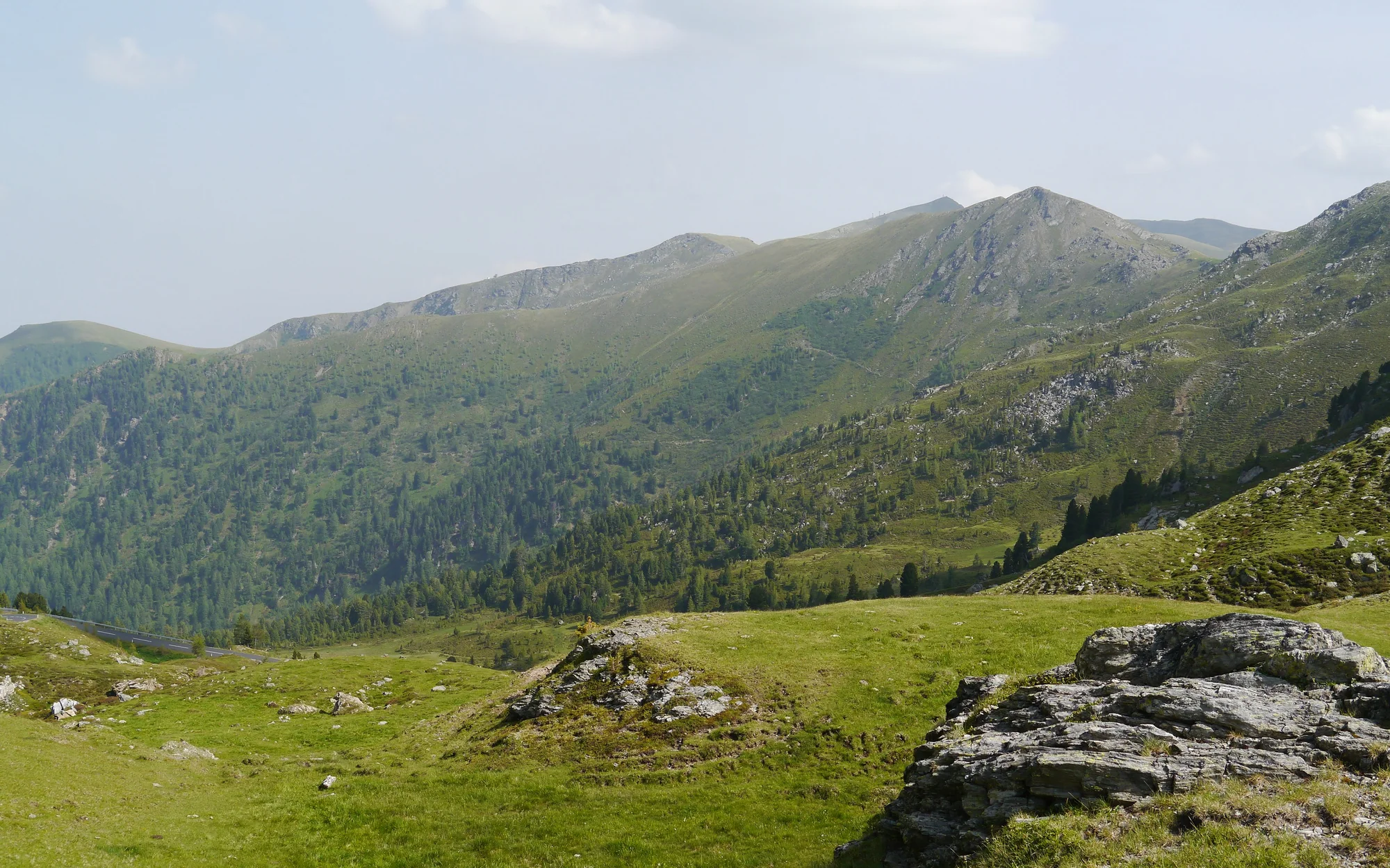Panorama der Nockalmstraße zwischen sanften Gipfeln und weitläufigen Bergwiesen