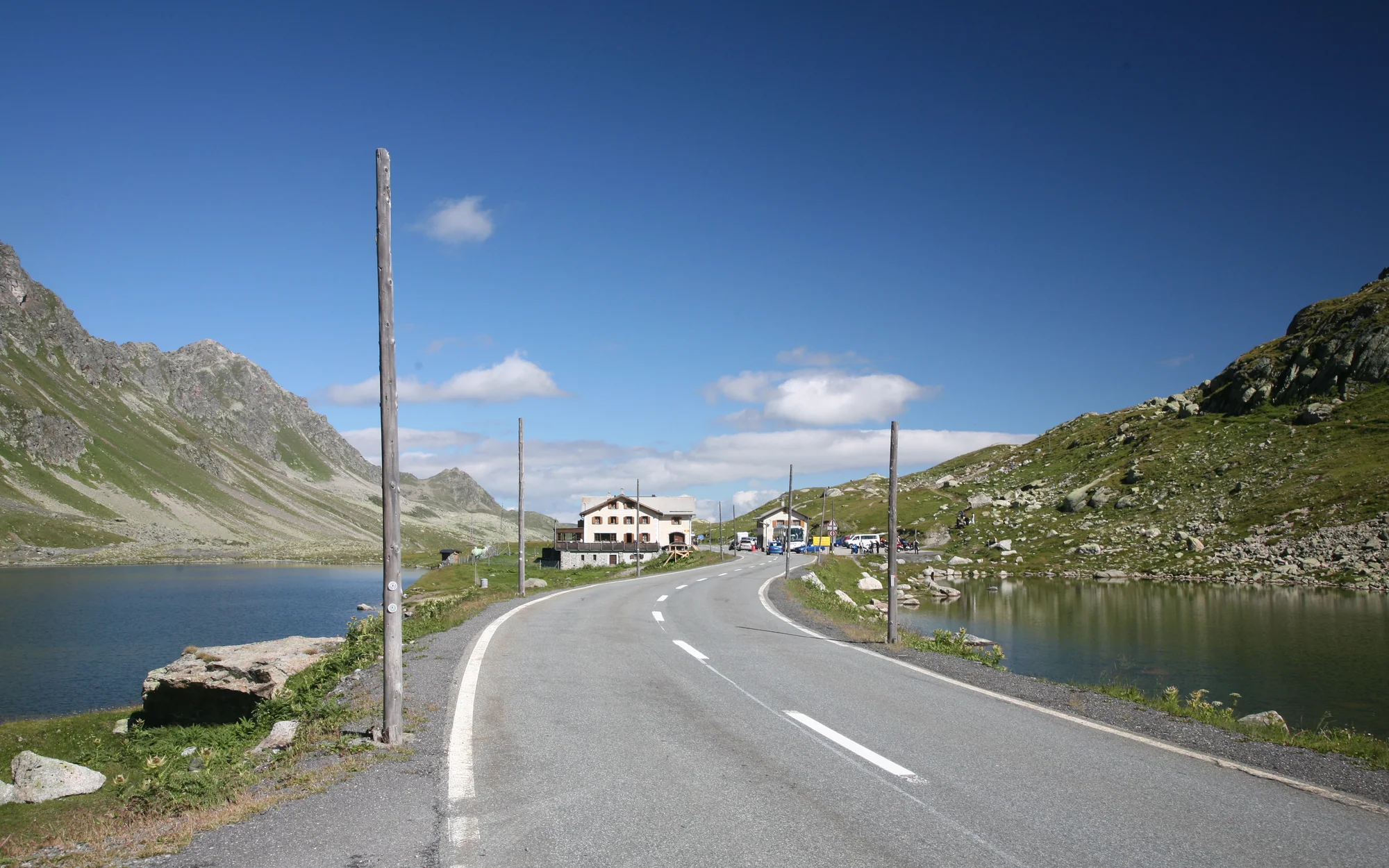 Die Flüelapassstraße zwischen Bergsee und felsigen Hängen