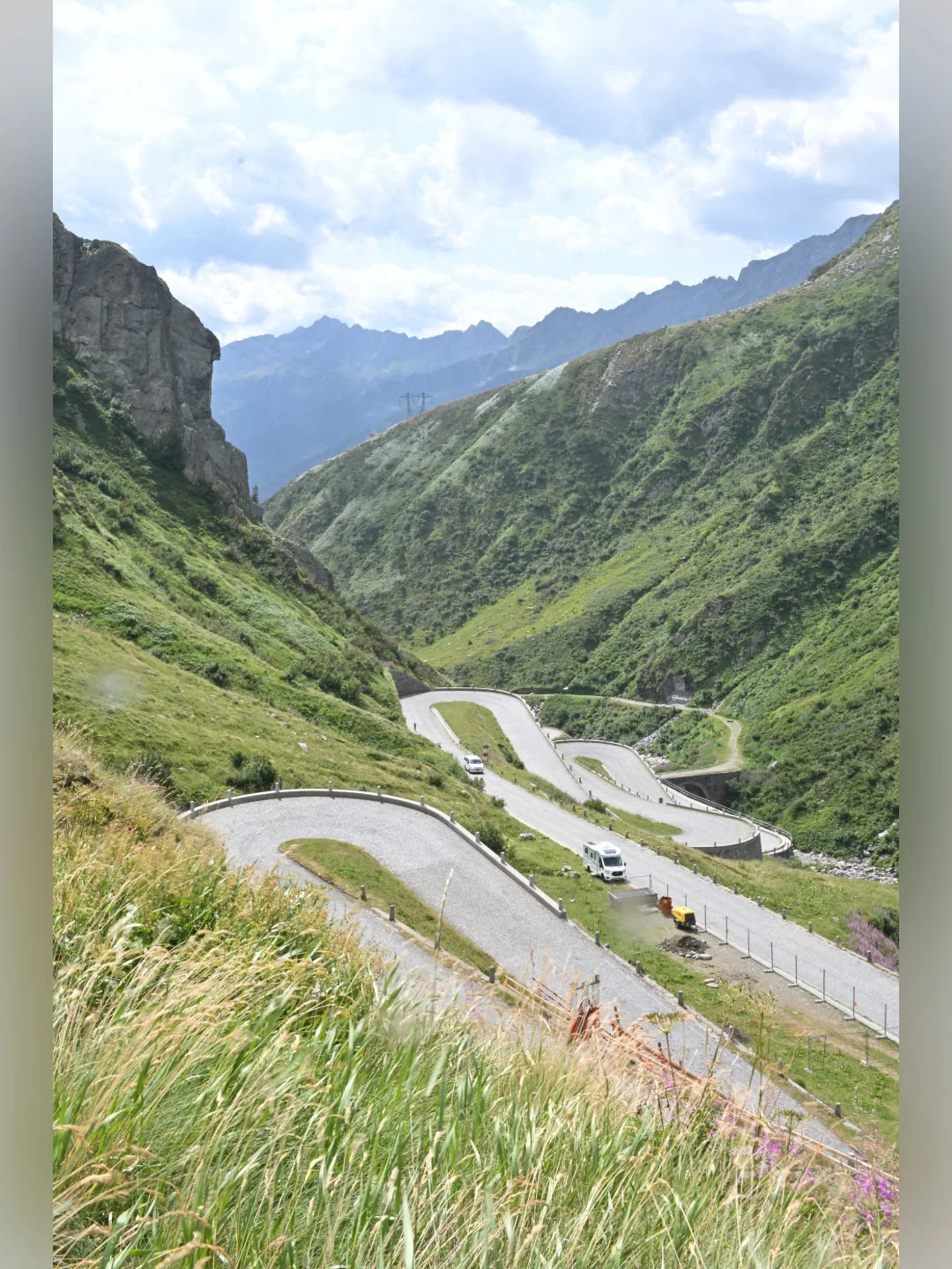 Die historischen Kehren der Tremolastraße am Gotthardpass zwischen grünen Berghängen