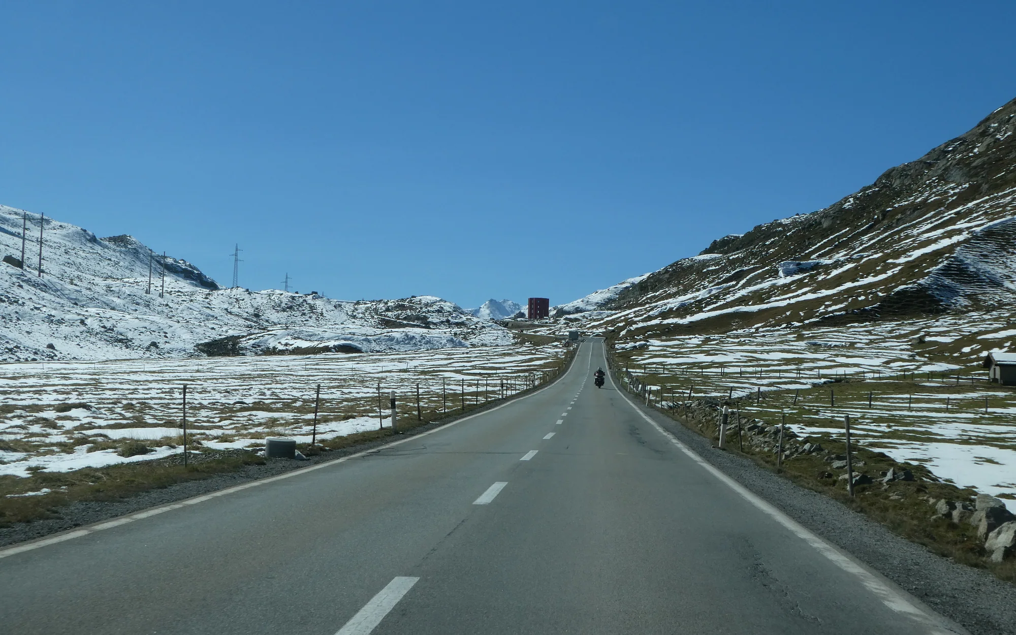Gerade Auffahrt zum Julierpass mit dem roten Julierturm