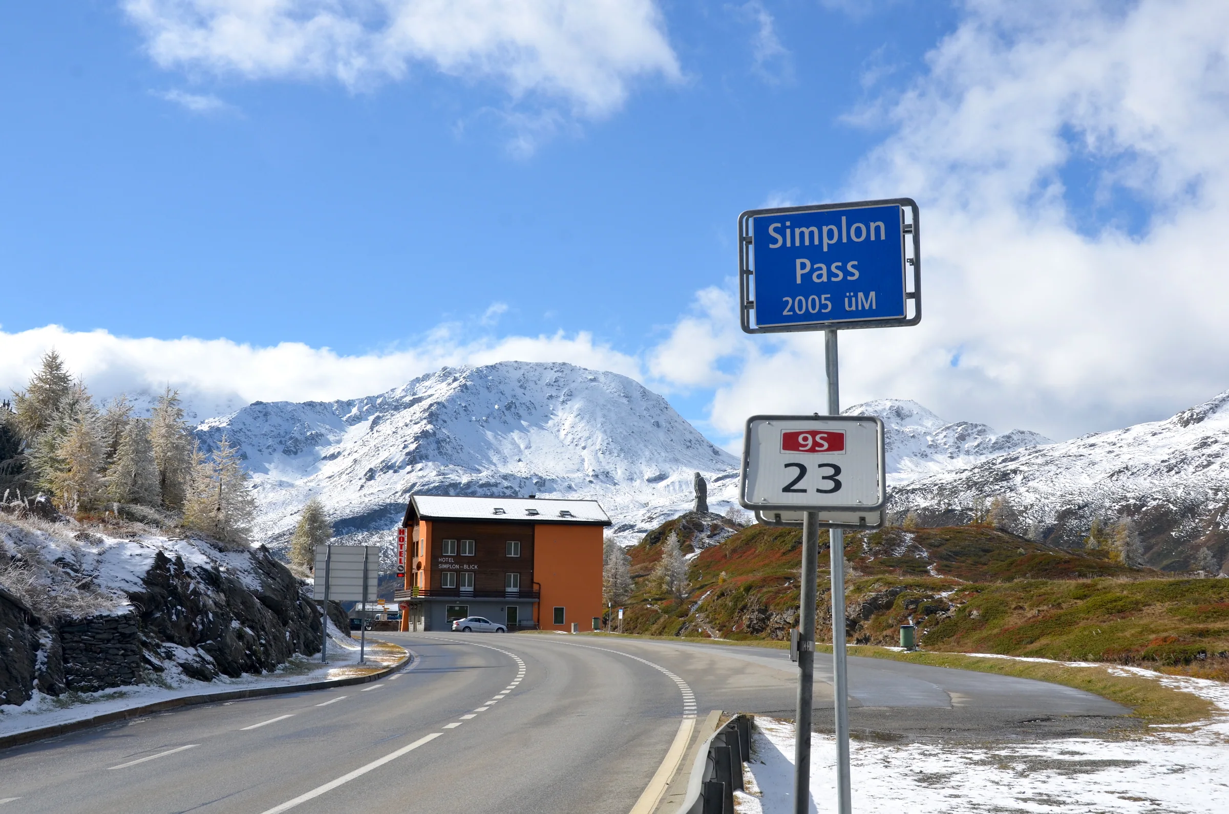 Straße und Passschild auf der Höhe des Simplonpasses