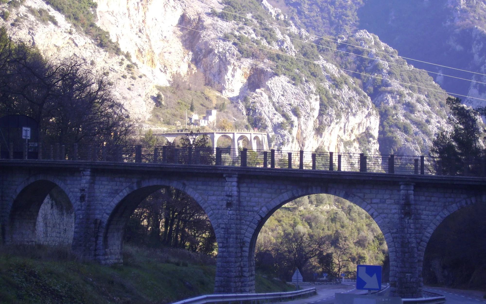Historisches Viadukt und Passstraße am Col de Castillon