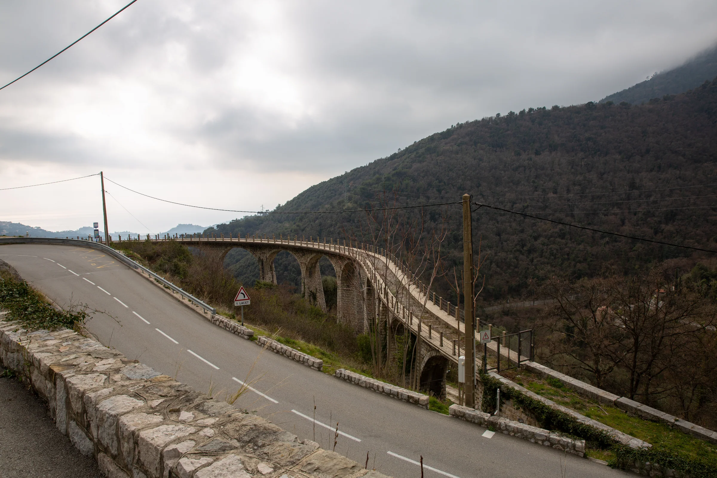 Kurvige Passstraße und Steinviadukt an der Route über den Col de Castillon