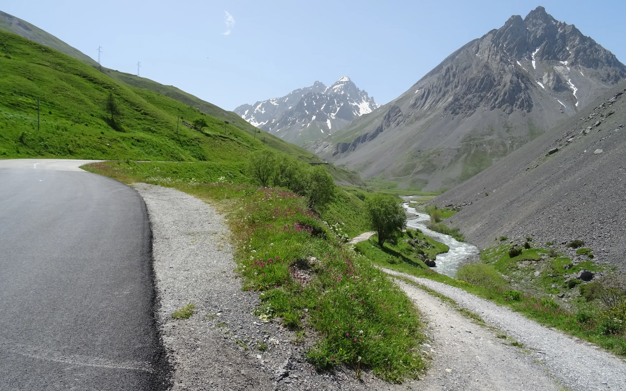 Schmale Auffahrt zum Col du Galibier in einer offenen alpinen Talmulde