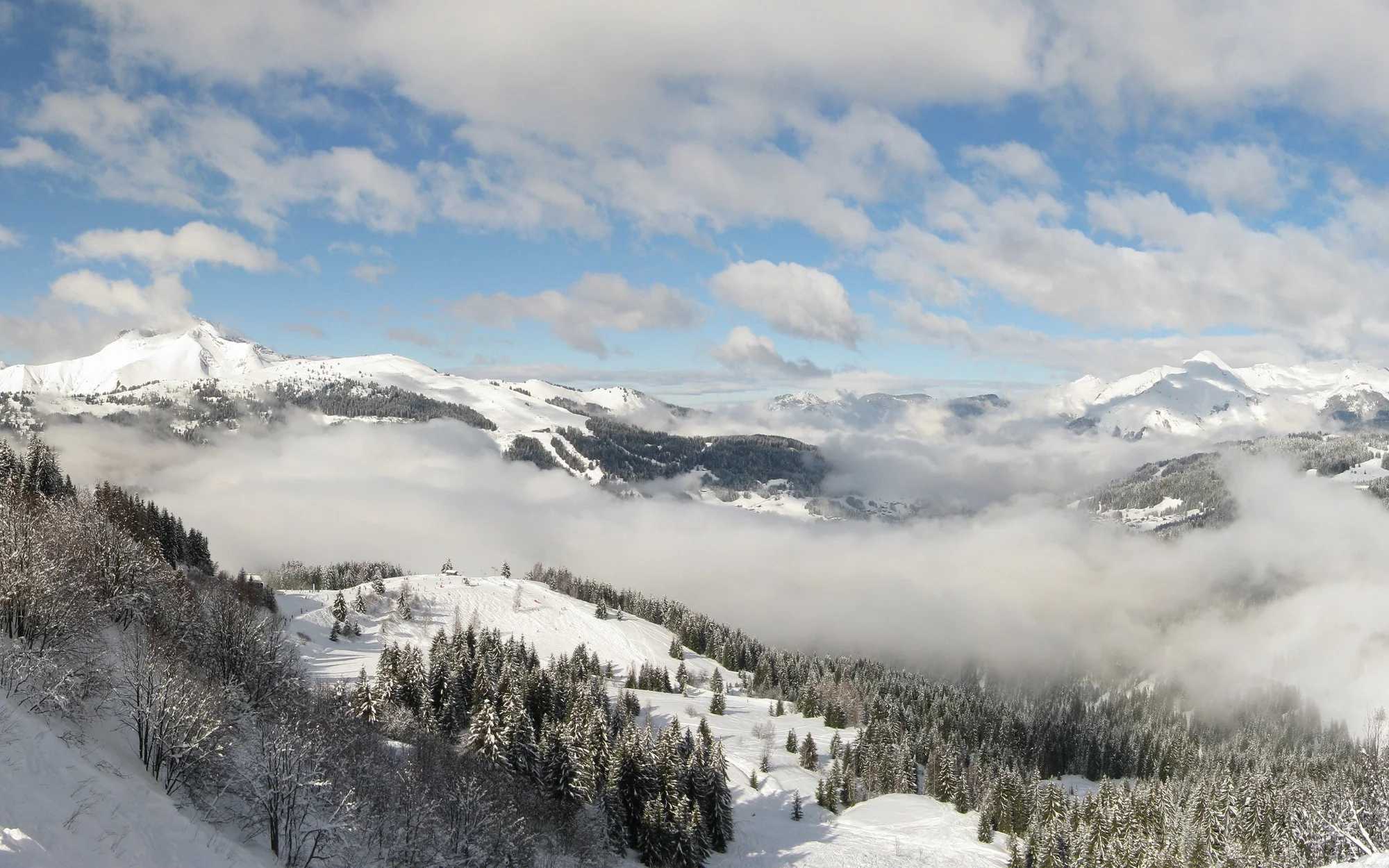 Panorama der Bergkette oberhalb von Les Gets