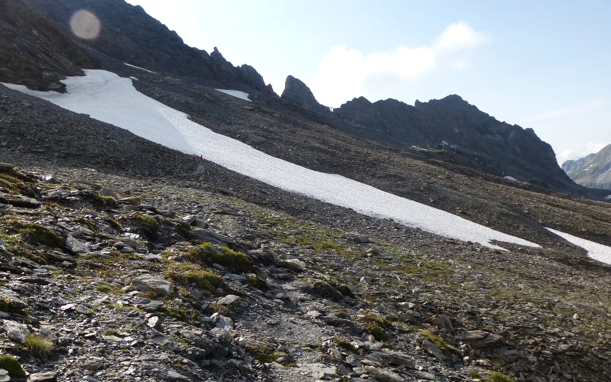Schneefeld und Geröllhänge nahe der Passhöhe des Iseran