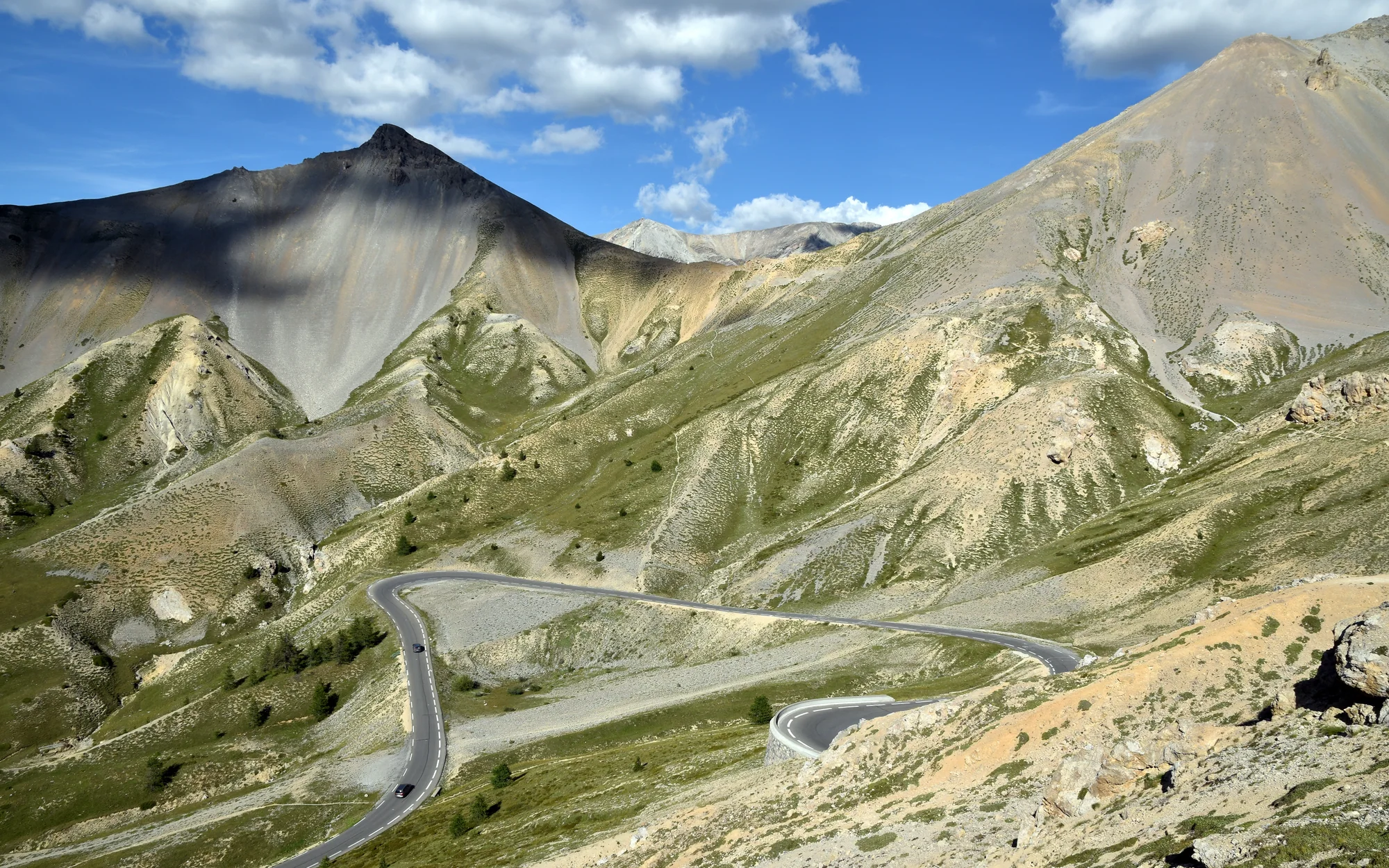 Die Straße zum Col d'Izoard schwingt durch die karge Hochgebirgslandschaft des Queyras