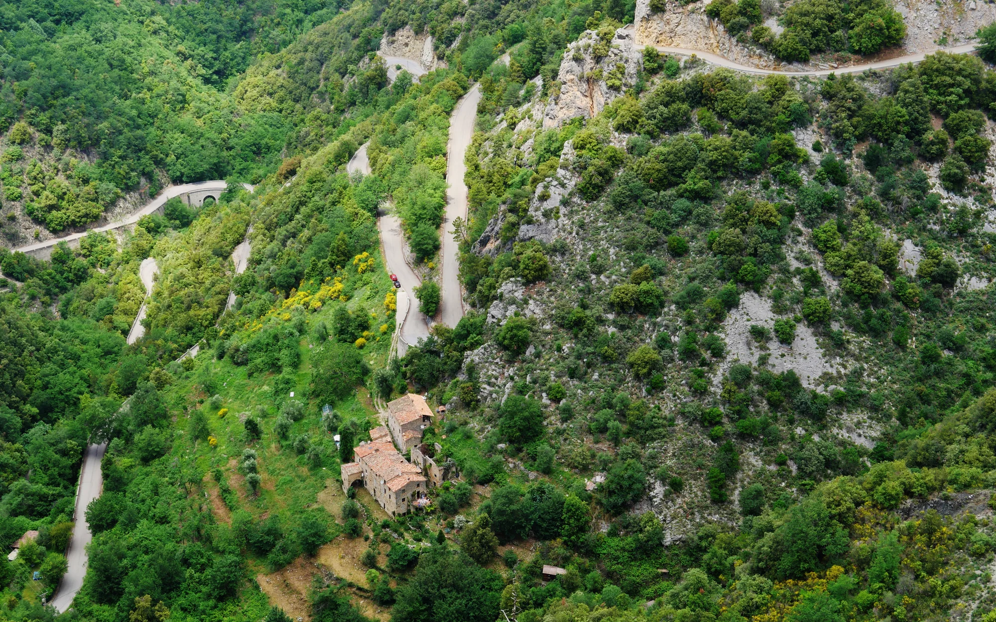 Enge Kehren an einer Felsflanke auf der Turini-Route