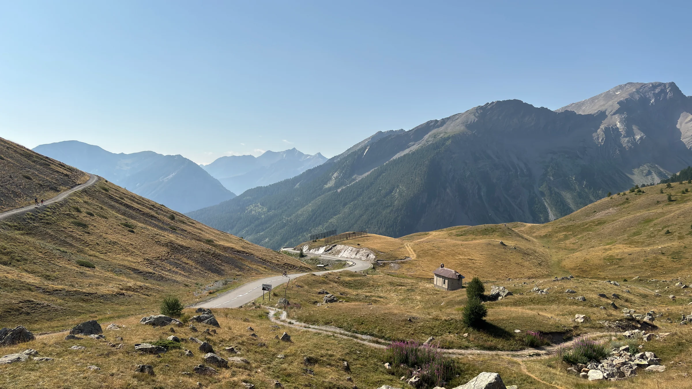 Die Straße zum Col de Vars zieht sich durch eine offene Hochalpenflanke
