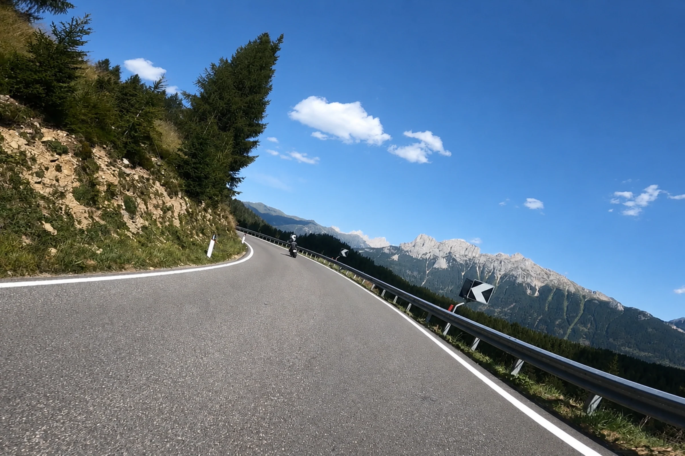 Passstraße und Berglandschaft am Karerpass / Passo di Costalunga