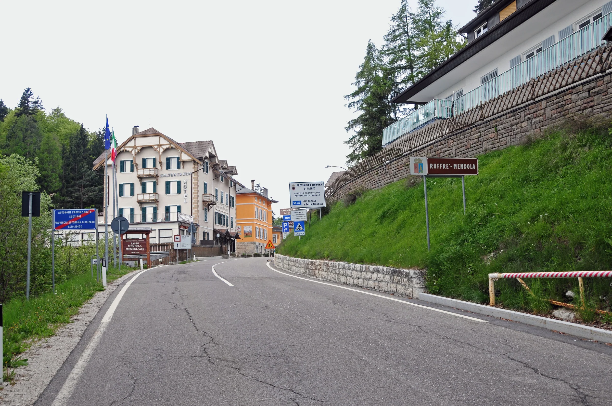 Straße auf der Höhe des Mendelpasses