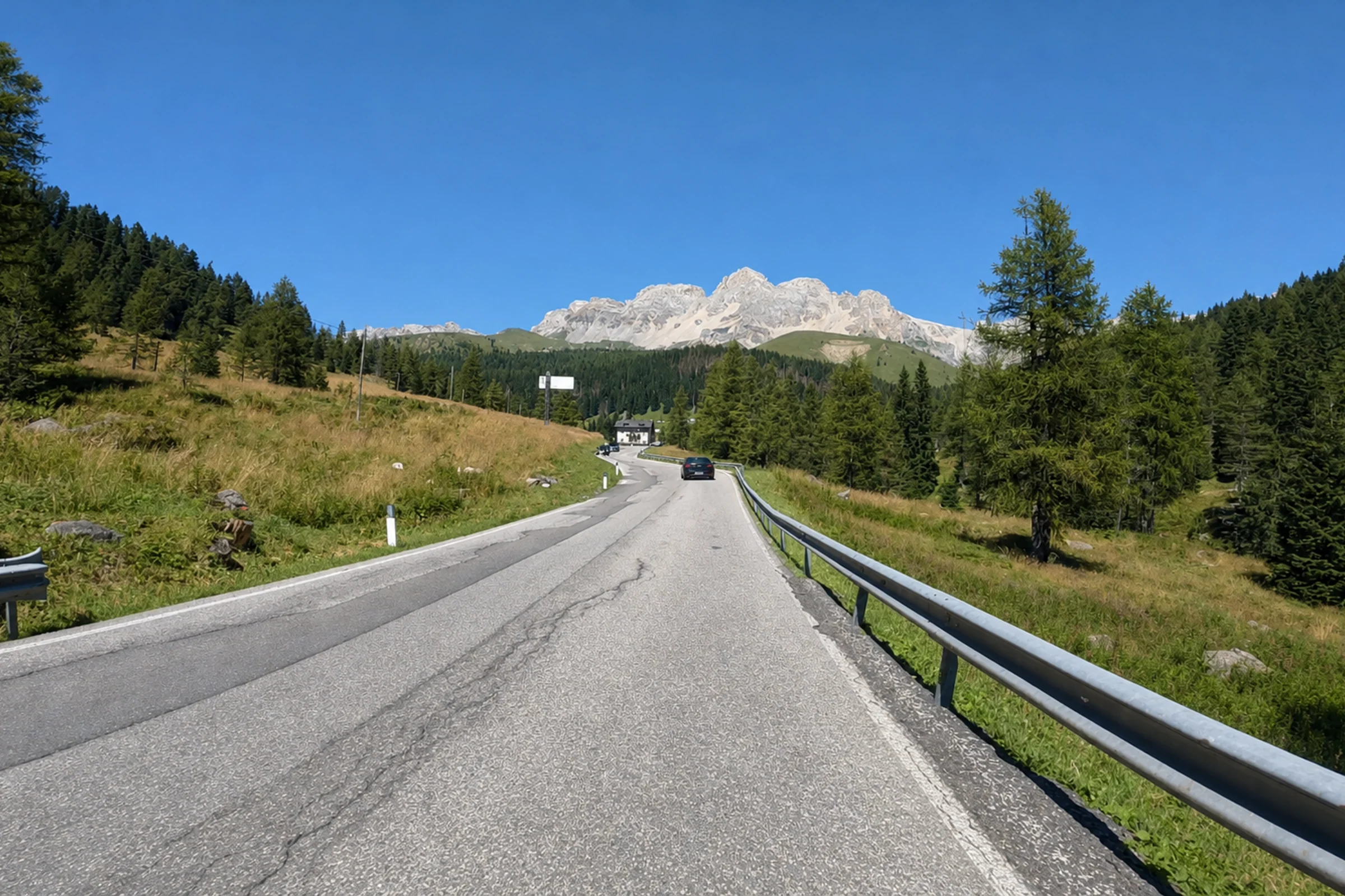 Passstraße und Berglandschaft am Passo San Pellegrino