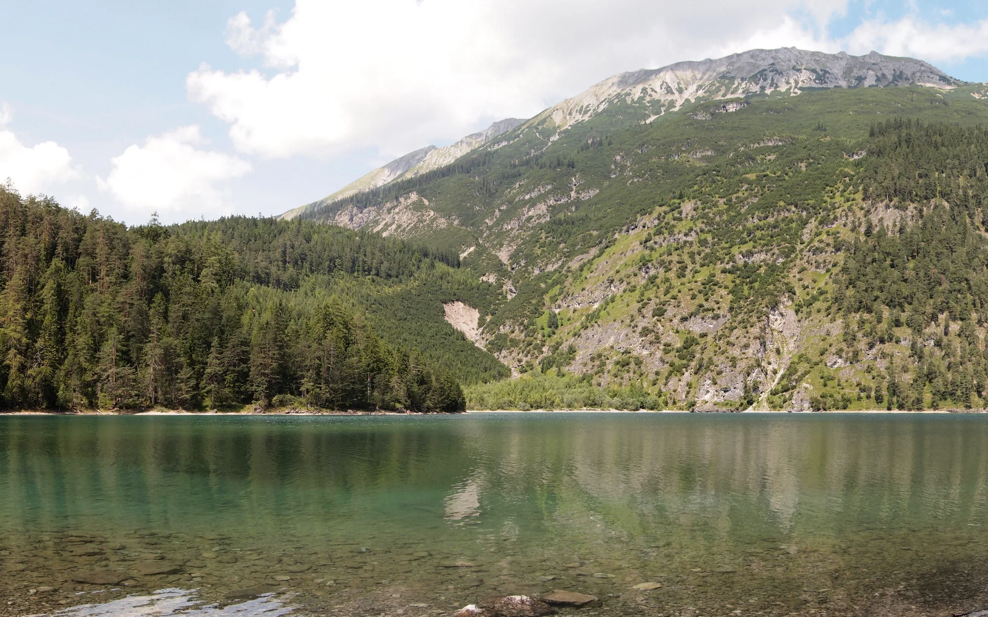 Blindsee und Bergpanorama direkt unterhalb des Fernpasses