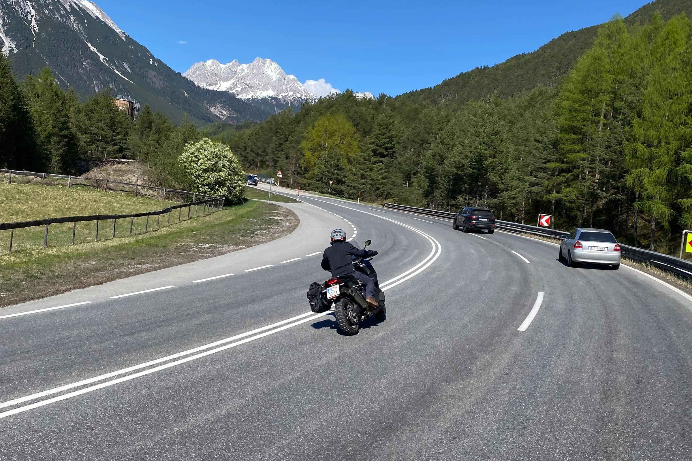 Kurvenreiche Straße am Holzleitnersattel vor der Tiroler Berglandschaft