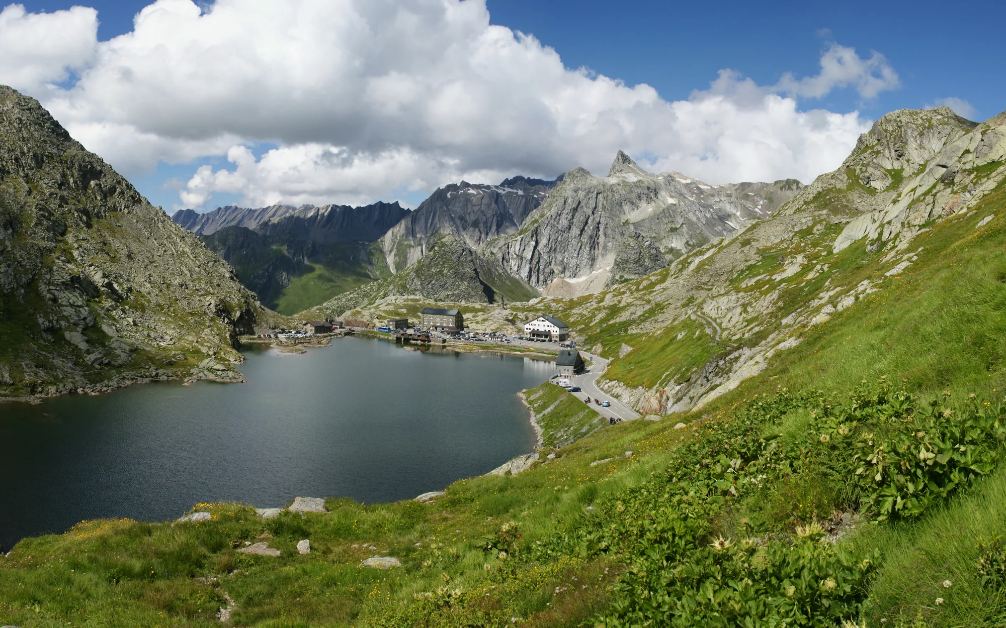 Passsee und Hospiz auf der Höhe des Großen Sankt Bernhard