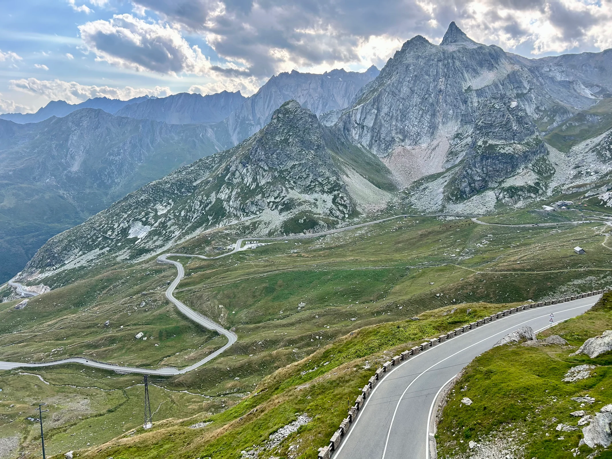 Kurvenreiche Südrampe des Großen Sankt Bernhard in der steilen Hochgebirgslandschaft