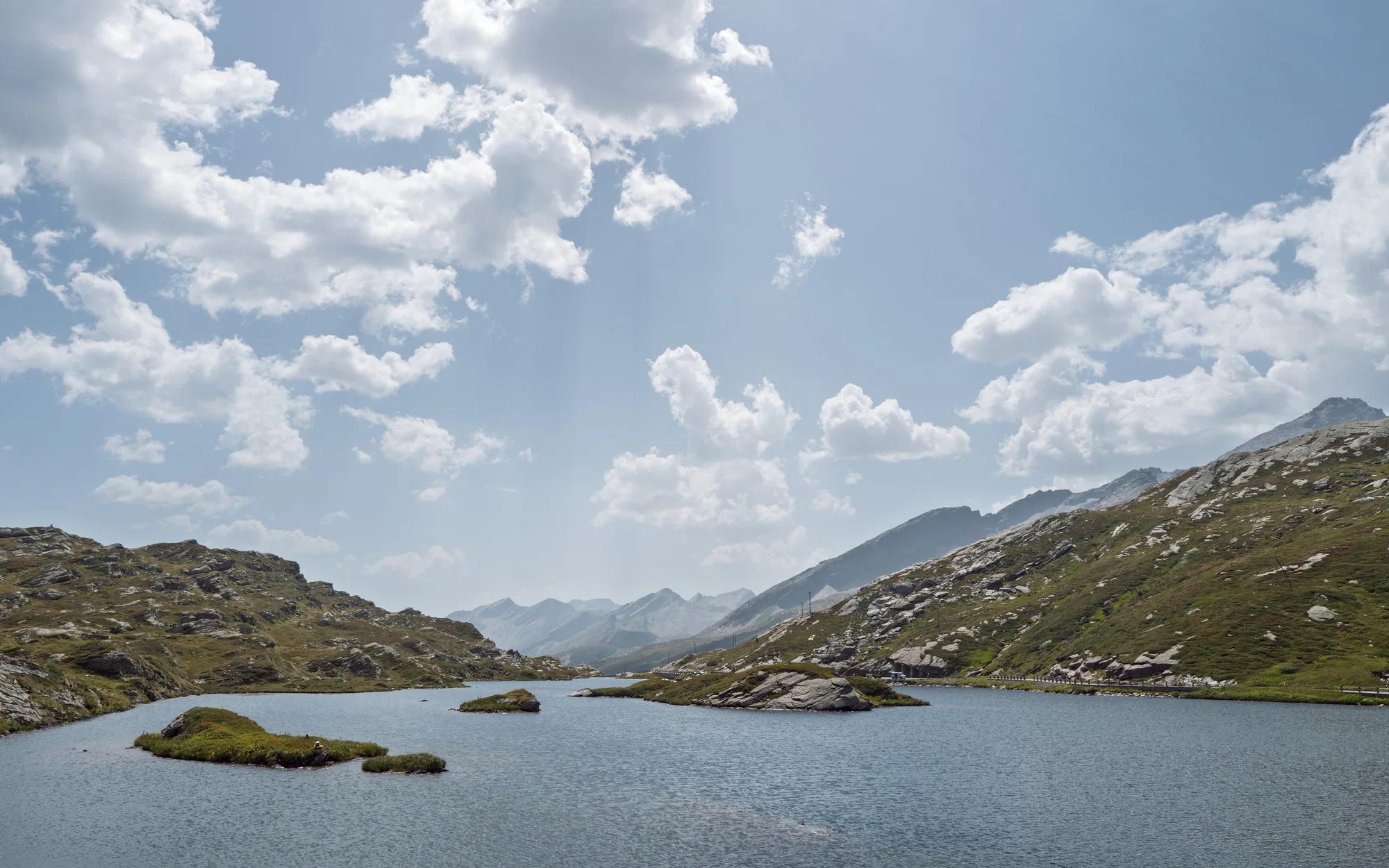 Der Moesolasee in der kargen Landschaft des San-Bernardino-Passes