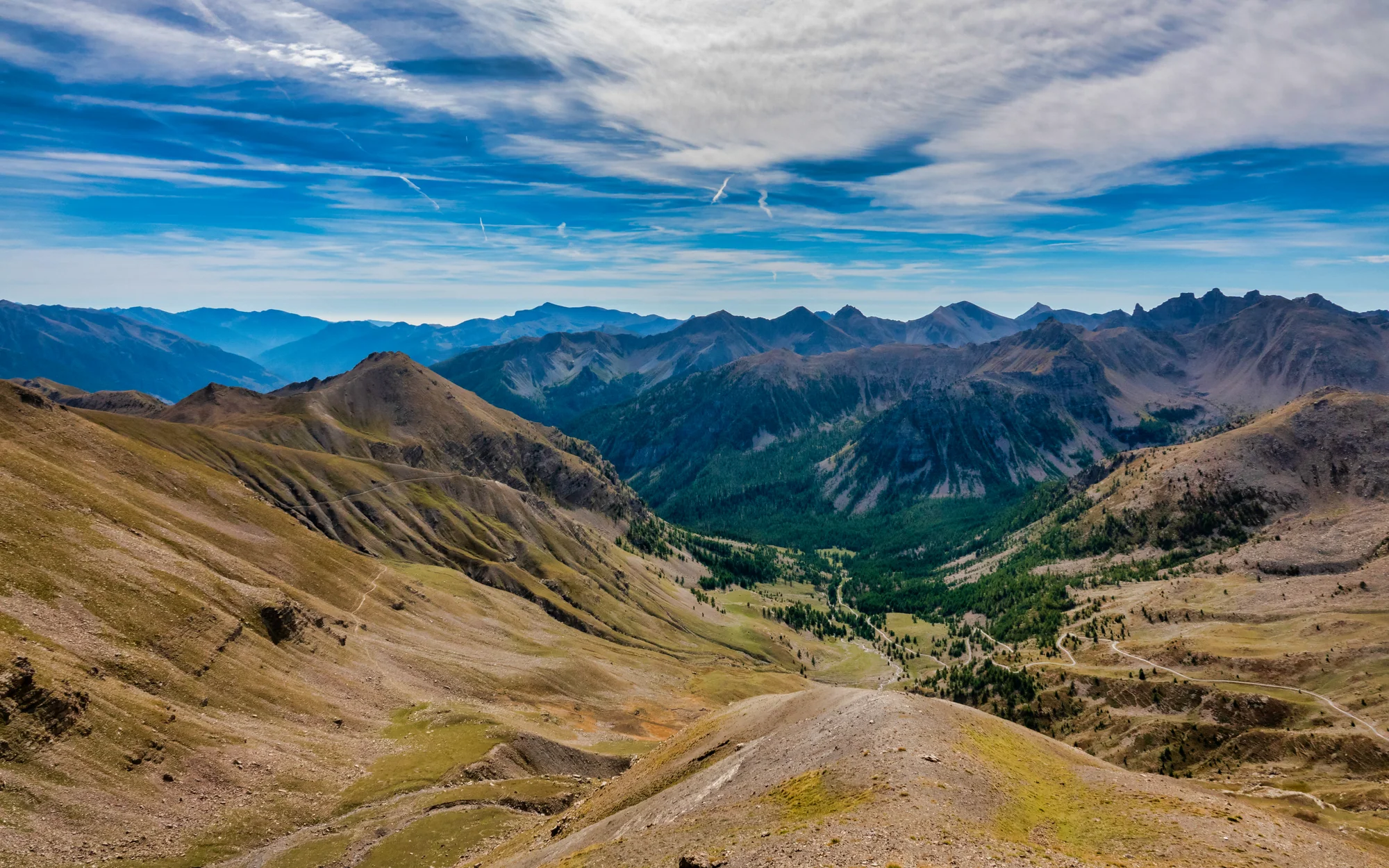 Weite Hochgebirgslandschaft rund um die Cime de la Bonette im Mercantour