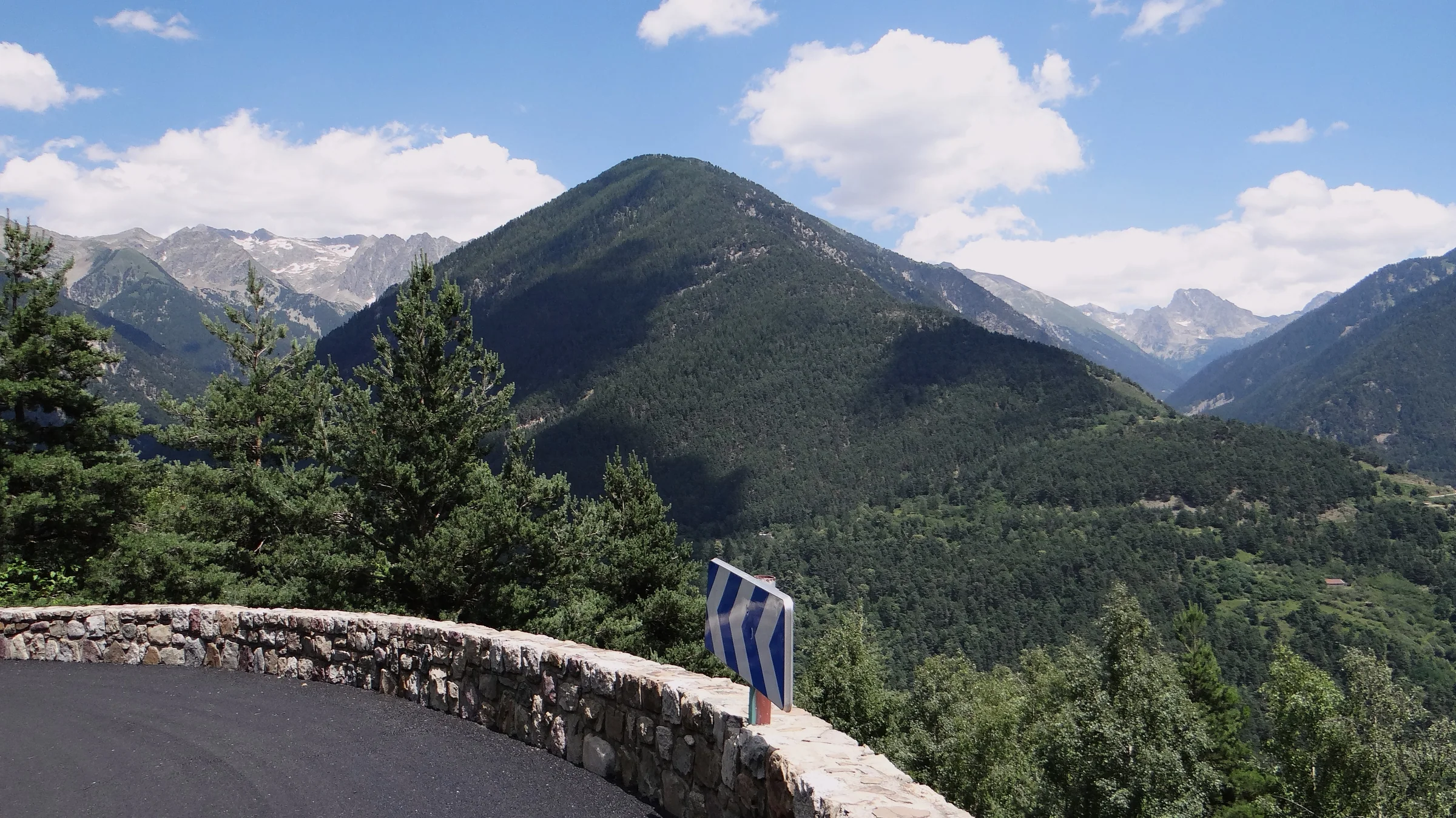 Kurve und Steinmauer auf der Bergstraße bei Col Saint Martin