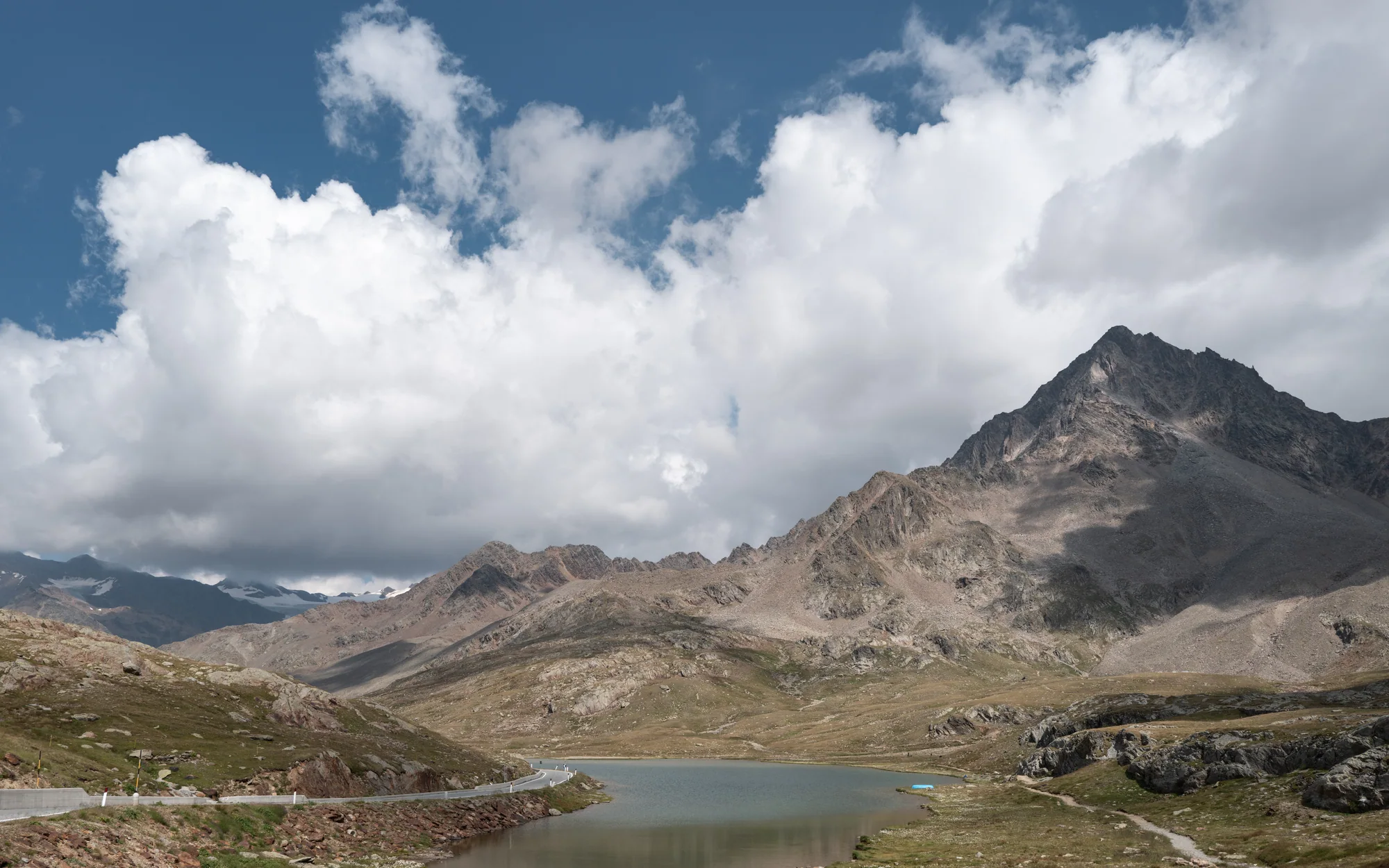 Lago Bianco und die felsige Hochfläche am Passo di Gavia