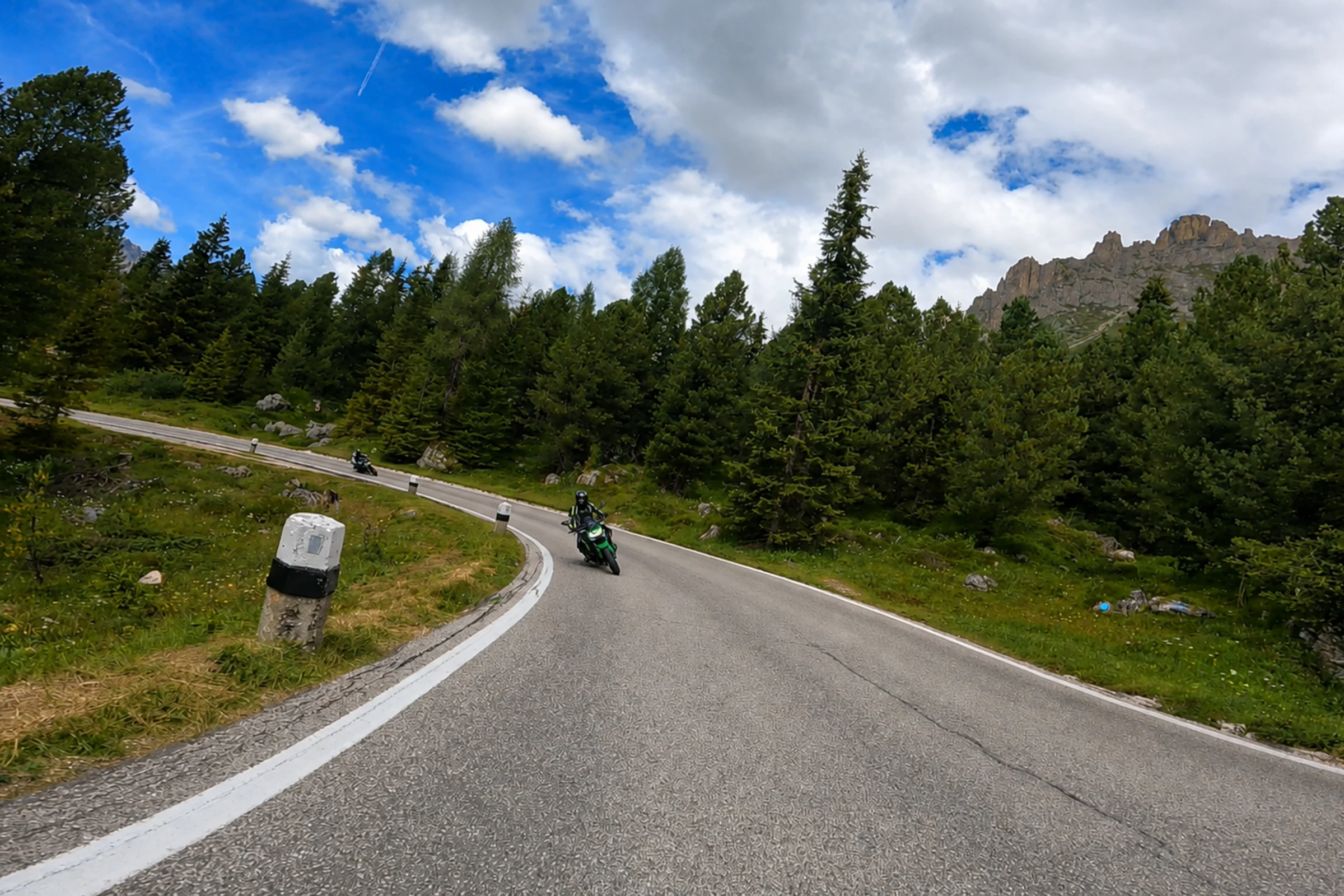 Passstraße und Berglandschaft am Passo Pordoi
